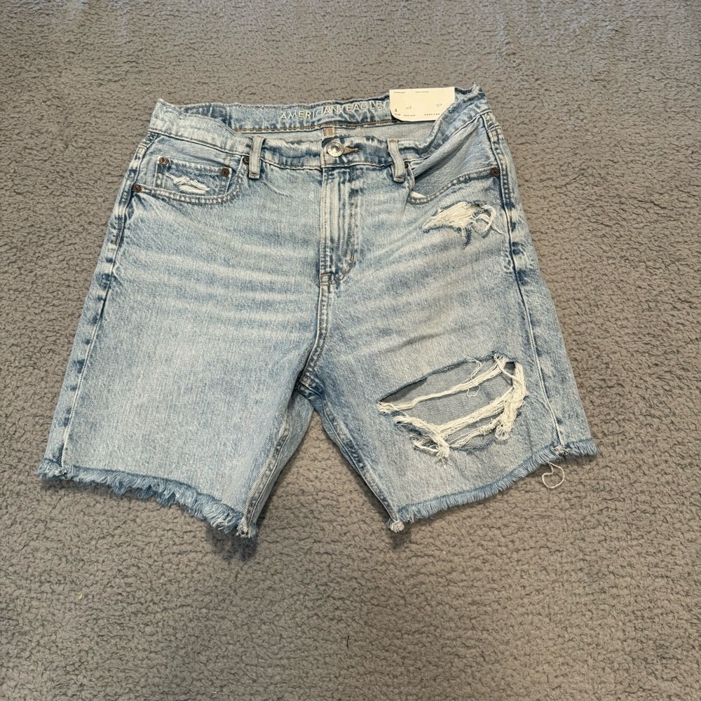 NWT Women’s American Eagle Distressed Denim Frayed Hem Skater Shorts Size 4